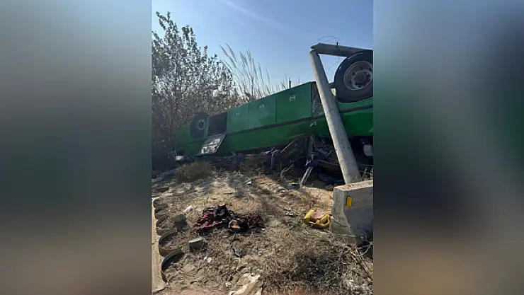 Pakistan'da yolcu otobüsü devrildi