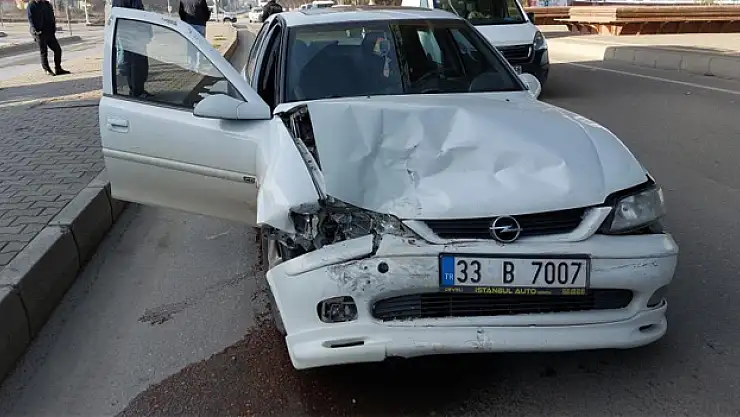 Otomobil hafif ticari araçla çarpıştı