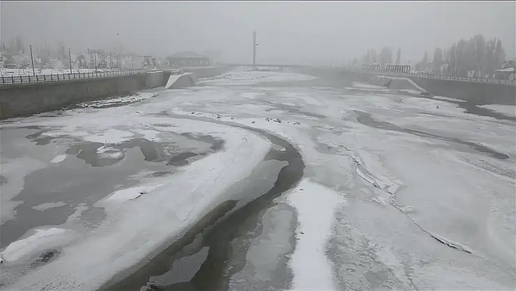Ağrı'da nehir ve dereler dondu