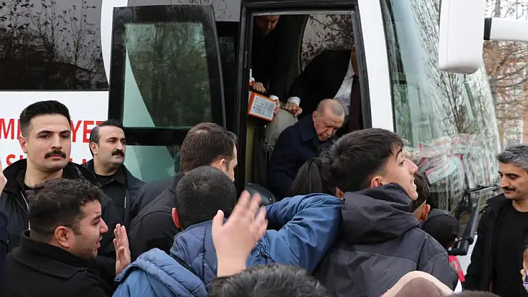 Cumhurbaşkanı Erdoğan çocuklara oyuncak dağıtıp harçlık verdi