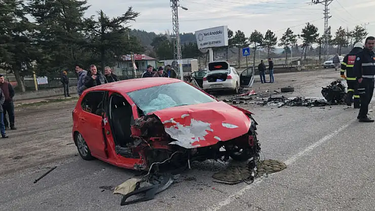 iki otomobilin karıştığı kazada 6 kişi yaralandı