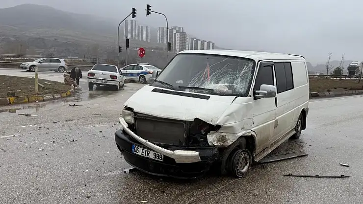 Kırıkkale'de minibüs ile otomobil çarpıştı: 3 yaralı