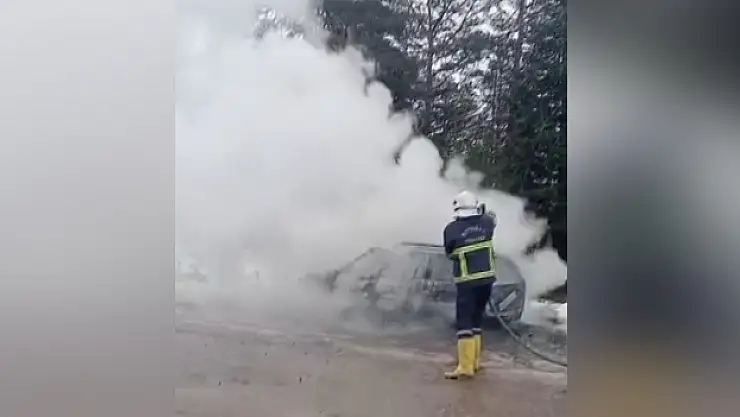 Park halindeki otomobil yandı