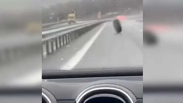 SEYİR HALİNDEKİ KAMYONUN TEKERİ FIRLADI