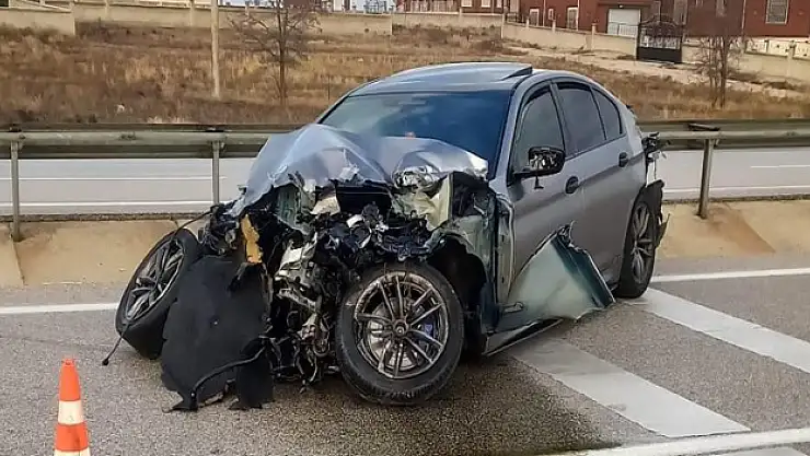 Kontrolden çıkan otomobil kaza yaptı