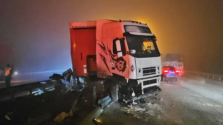 Bariyere çarpan tırın sürücüsü yaralandı