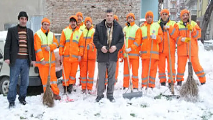 İLKADIM'DAN KAR TEMİZLEME TİMİ