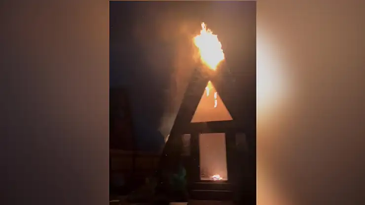 Bungalov alevlere teslim