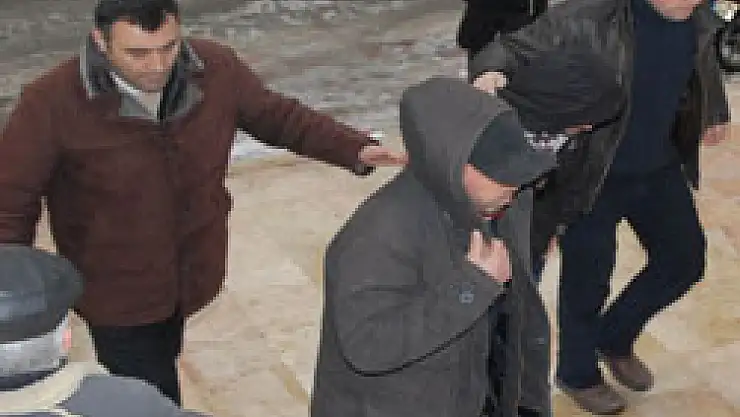 Uyanık inşaat sahibi hırsızları yakalattı