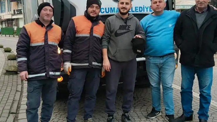 İşçiler çantayı sahibine teslim etti