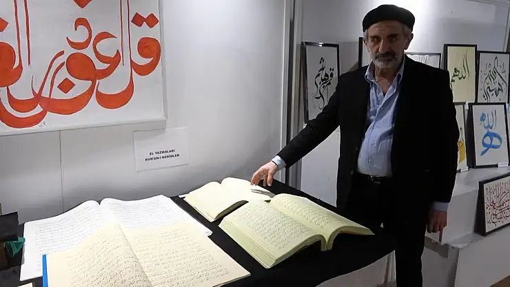 Yalovalı hattat 2 Kur'an-ı Kerim'i aynı anda yazıyor