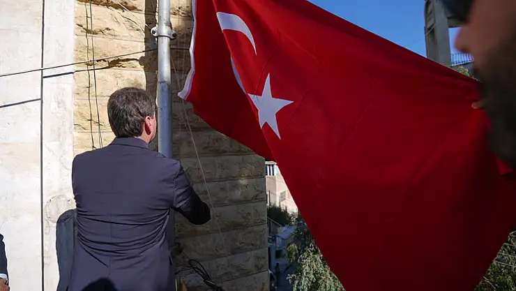 Türkiye'nin Halep Başkonsolosluğu, Türk bayrağının göndere çekilmesiyle yeniden faaliyete geçti