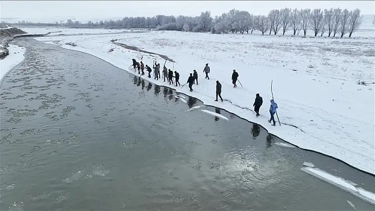 Buz tutan nehirde sıra dışı balık avı