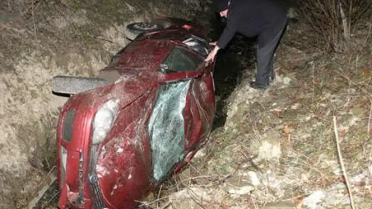 Otomobil dereye yuvarlandı: 1 yaralı