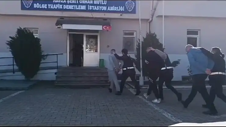 Aranan 6 kişi kaplıcada yakalandı