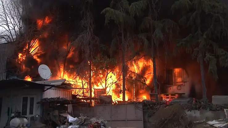 Maltepe'de depo yangını: Alevler tüm binayı sardı