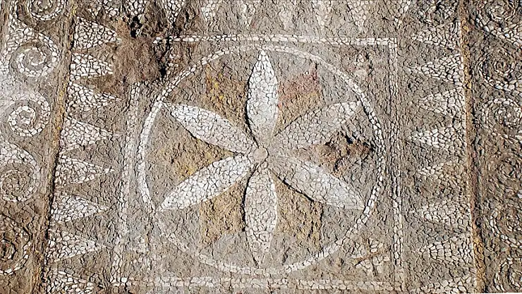 2200 yıllık mozaik ve 1800 yıllık anıt mezar bulundu