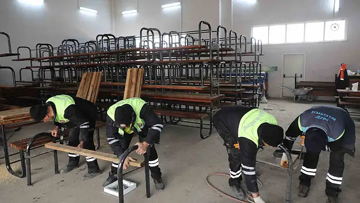 Nizip'te parklarda eskiyen banklar ve oturma grupları  değişiyor