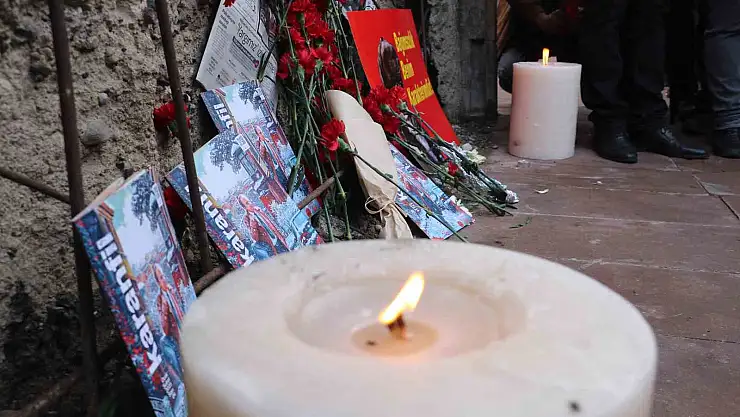 Uğur Mumcu ölümünün 32. yılında suikasta uğradığı evinin önünde anıldı