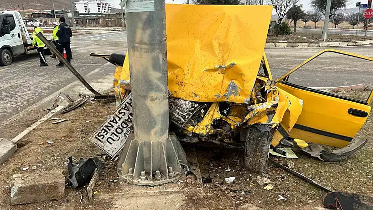 Kırmızı ışık ihlali yapan Tofaş kazaya davetiye çıkardı: 1'i ağır 3 yaralı