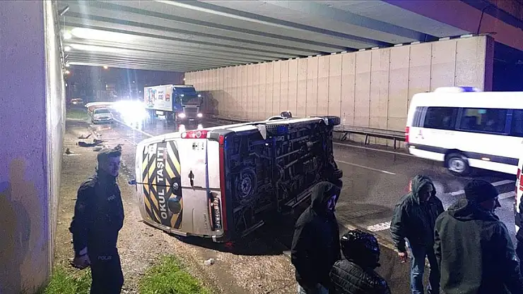 Devrilen servis minibüsündeki 7 kişi yaralandı