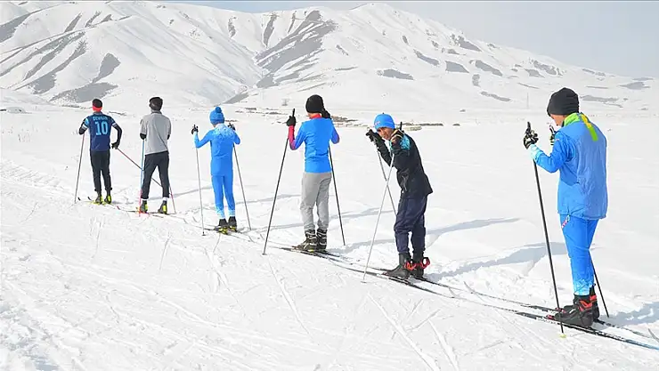 Hakkarili kayakçıların yeni hedefi etap yarışları