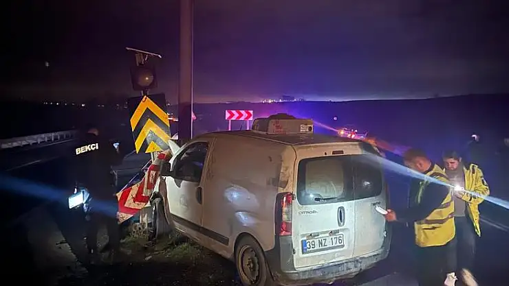 Tekirdağ'da araç bariyerlere çarptı: 2 yaralı