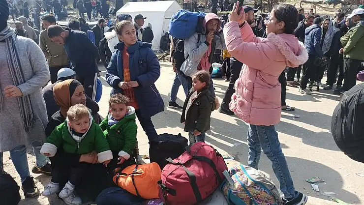 Gazze Şeridi'nin kuzeyindeki evlerine dönmek isteyen Filistinlilerin bekleyişi sürüyor