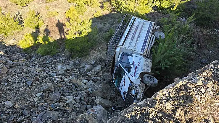 Amasya'da kamyonet dereye uçtu: 1 yaralı