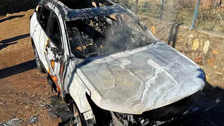 Hizan'da park halindeki araç alev alev yandı