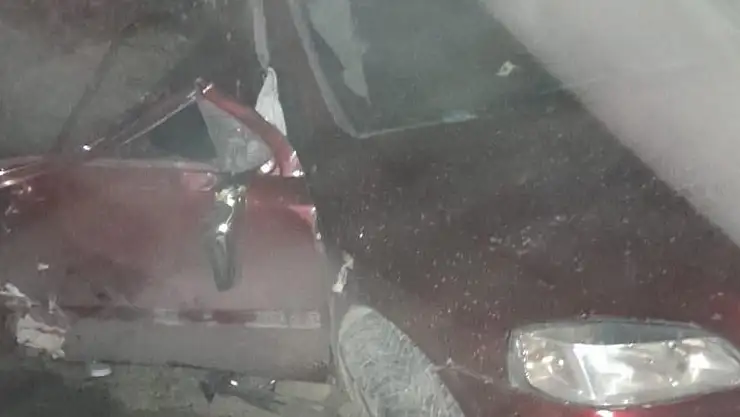 Hafif ticari araç ile otomobil çarpıştı