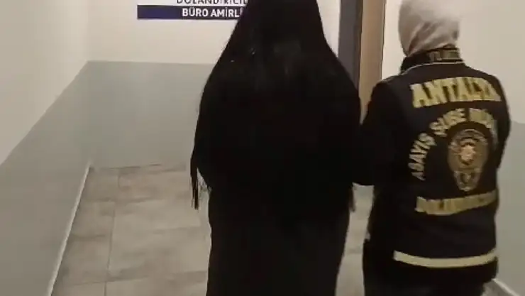 Antalya'da kendilerini polis olarak tanıtıp 575 bin lira dolandıran 2 şüpheli tutuklandı