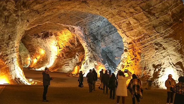 Tuz Mağaraları günde 1000 ziyaretçi ağırlıyor