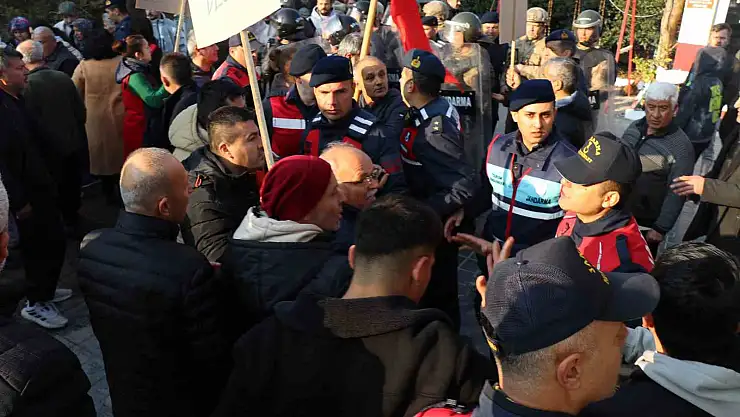 Mühürlemeye karşı çıkan işletme sahiplerine biber gazıyla müdahale edildi