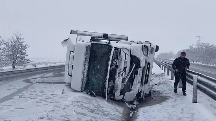 Saman balyası yüklü tır devrildi