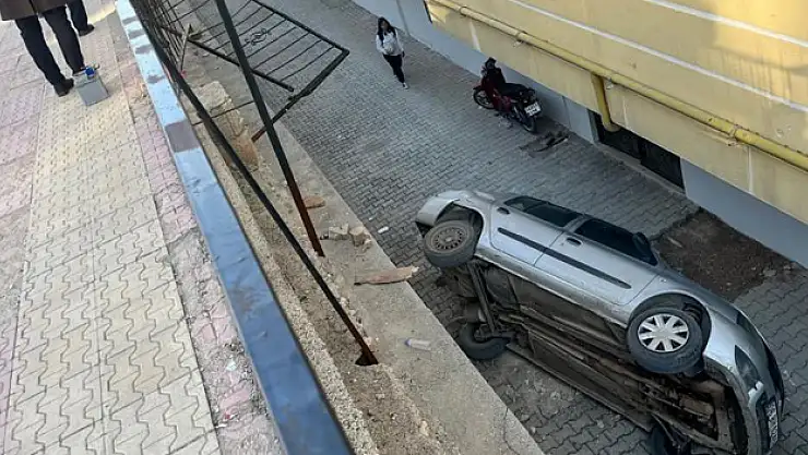 Otomobil apartman boşluğuna düştü