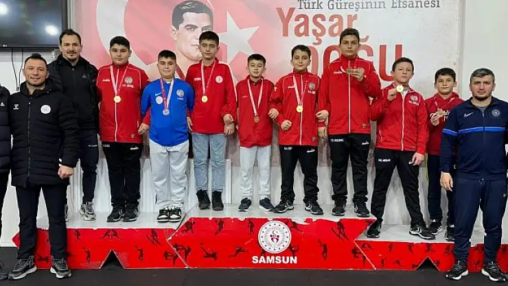 Minik güreşçiler 'yıldız' oldu