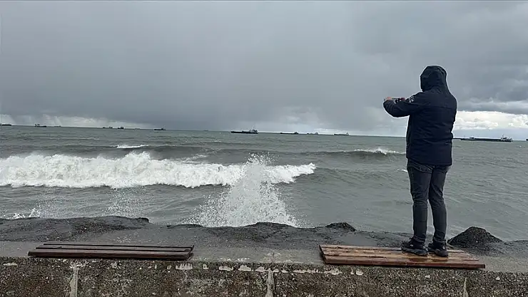 Karadeniz'de dev dalgalar oluştu