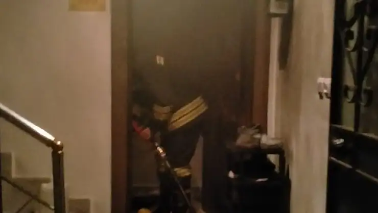 Kiracı evde yangın çıkardı