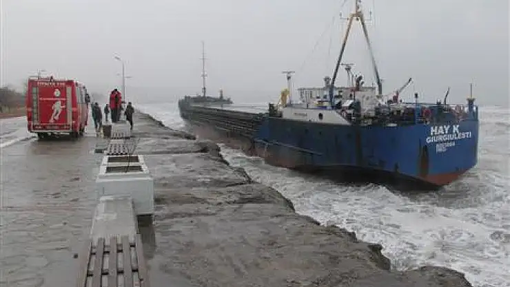 Karadeniz'de iki gemi karaya oturdu
