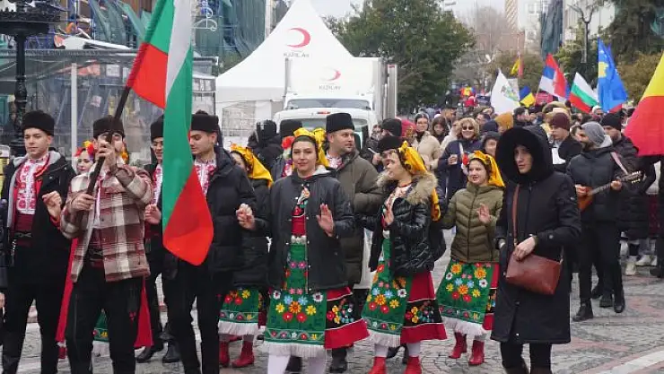 Halay çekerek ısındılar