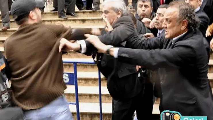 Ahmet Türk'e yumruk atan genç başkana hakaretten yargılanıyor