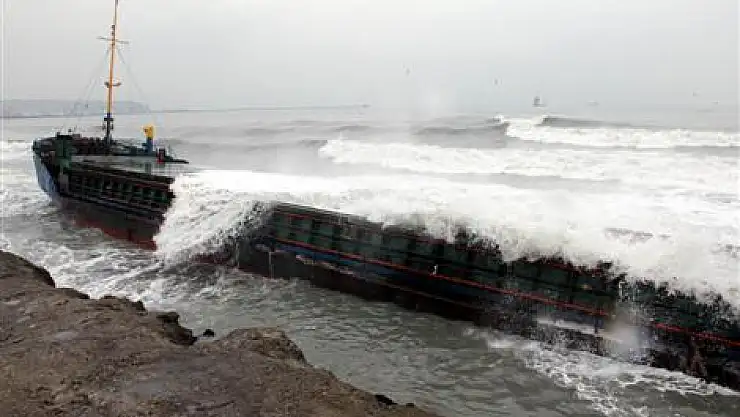 Samsun'da Karaya Oturan Gemi Dalgalara Yenik Düştü  Samsun'da Karaya Oturan Gemi Dalgalara Yenik Düştü