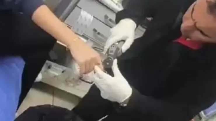 Parmağındaki parça spiral makineyle kesilerek çıkarıldı