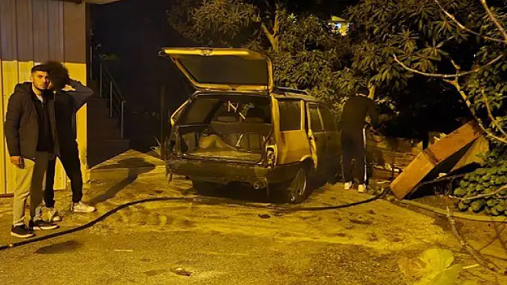 PARK HALİNDE ALEV ALAN ARAÇ HURDAYA DÖNDÜ