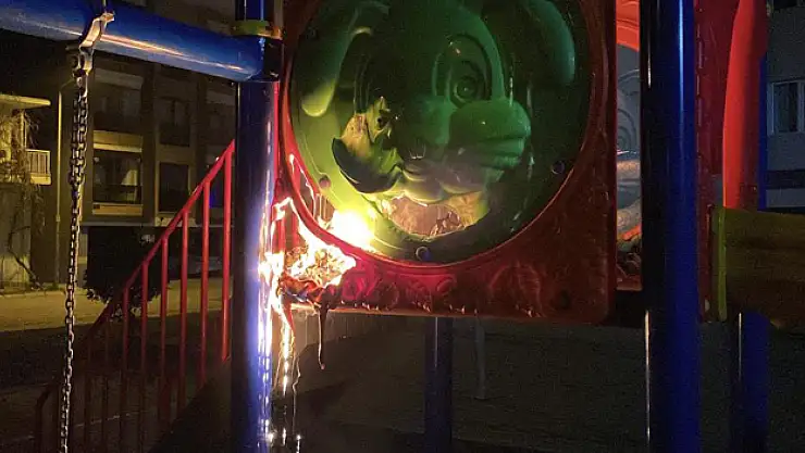 Çocuk oyun parkını yaktılar