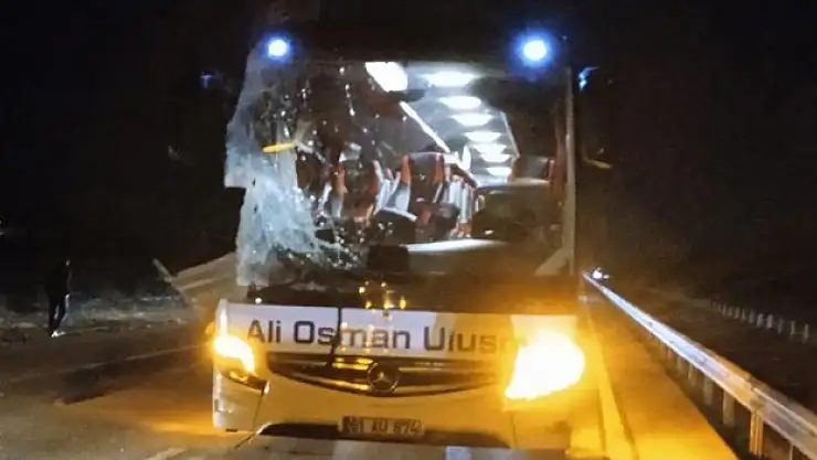 Yolcu otobüsü tıra arkadan çarptı