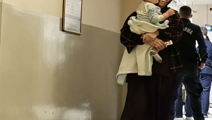 Sıcak çay bebeğin üzerine devrildi