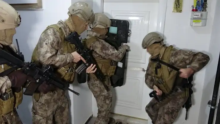 Kapılar koçbaşıyla kırılarak içeri girildi