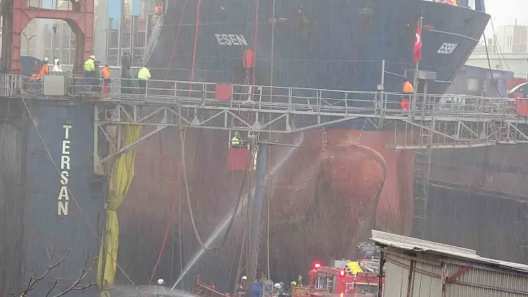 Tuzla Tersanesi'nde gemide çıkan yangın  itfaiye ekipleri tarafından söndürüldü